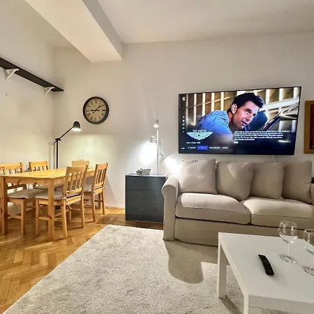 Metro Wifi 1gbs 75'tv Netflix Hbo Apartment Warsaw