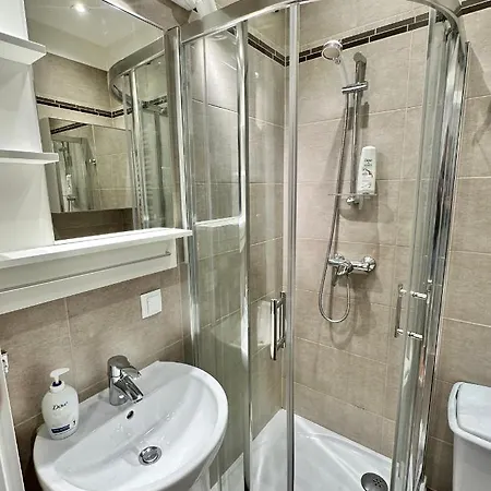 Metro Wifi 1gbs 75'tv Netflix Hbo Apartment Warsaw