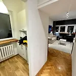 Metro Wifi 1gbs 75'tv Netflix Hbo Apartment Warsaw